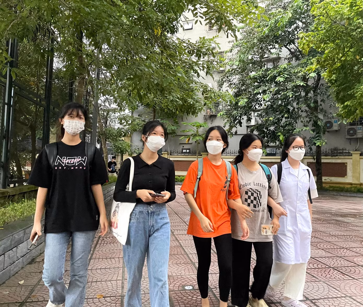 Nữ sinh viên Đại học Y Hà Nội sau giờ tan học Nữ sinh viên Đại học Y Hà Nội sau giờ tan học