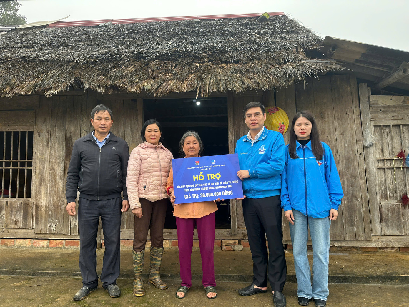 Tỉnh Đoàn Yên Bái trao biển tượng trưng hỗ trợ gia đình bà Trần Thị Hường. Tỉnh Đoàn Yên Bái trao biển tượng trưng hỗ trợ gia đình bà Trần Thị Hường.