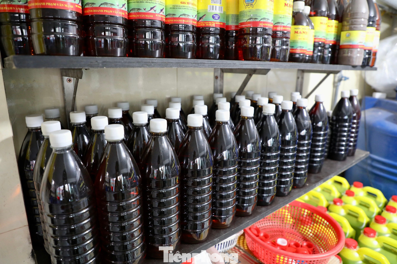 Hoàn tất quá trình chế biến, nước mắm được đóng gói trong các chai, can, thùng để phân phối đi khắp mọi miền đất nước. Một số hộ sản xuất quy mô lớn, xây dựng được thương hiệu cá nhân và đăng ký sản phẩm OCOP. Hoàn tất quá trình chế biến, nước mắm được đóng gói trong các chai, can, thùng để phân phối đi khắp mọi miền đất nước. Một số hộ sản xuất quy mô lớn, xây dựng được thương hiệu cá nhân và đăng ký sản phẩm OCOP.