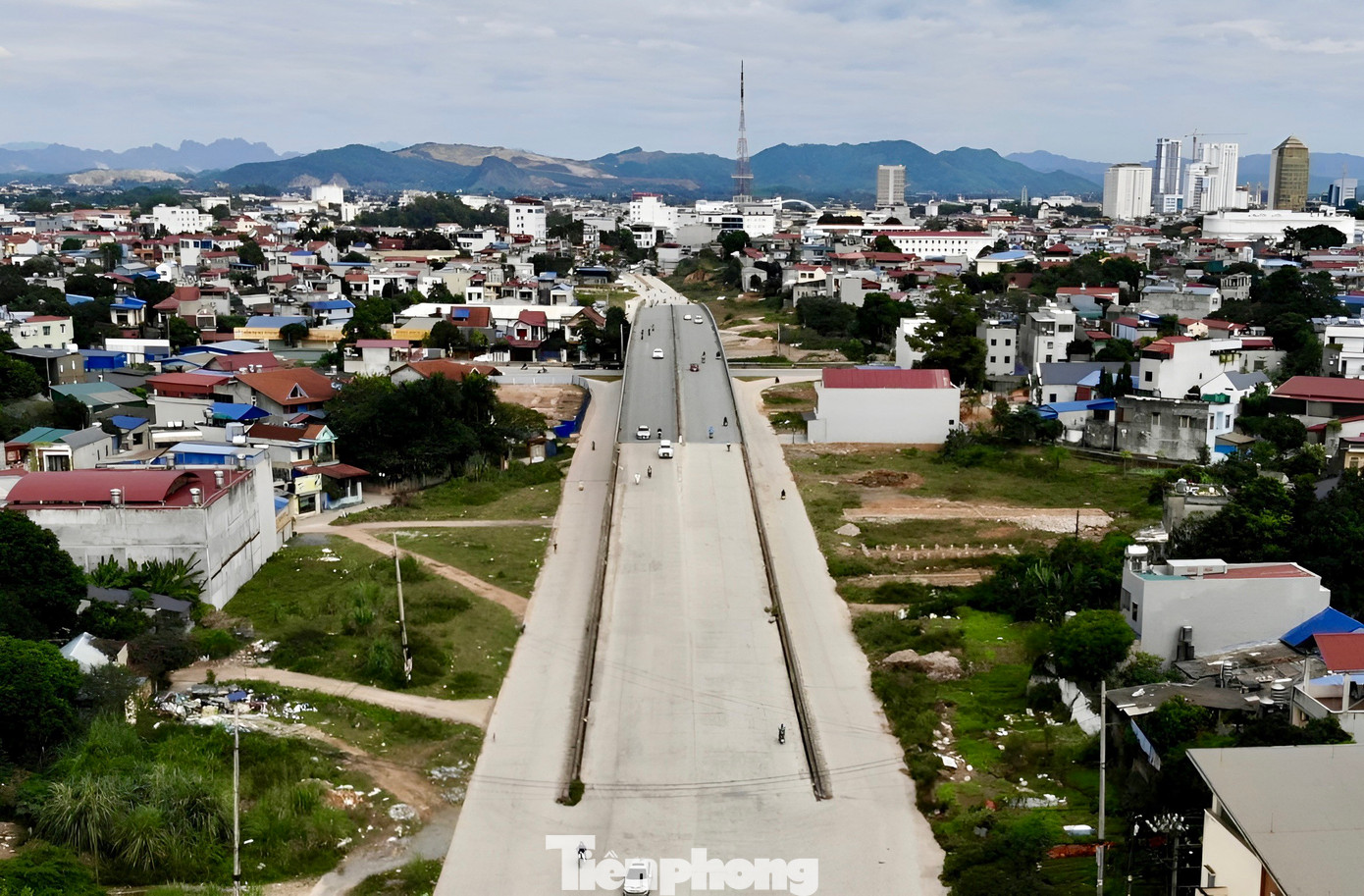 Ngày 20/11, trao đổi với Tiền Phong, một lãnh đạo UBND TP. Thái Nguyên xác nhận hiện dự án đường Bắc Sơn kéo dài đang bị chậm tiến độ so với kế hoạch đề ra. "Hiện nay, chúng tôi đang vướng ở chỗ nhà đầu tư đã cung ứng gần nghìn tỷ thực hiện dự án nhưng chưa được hoàn ứng, thanh toán. Thành phố đã có quỹ đất sạch và tỉnh đã có văn bản xin chủ trương của các bộ, ngành để thanh toán cho doanh nghiệp”, vị lãnh đạo UBND TP. Thái Nguyên thông tin.