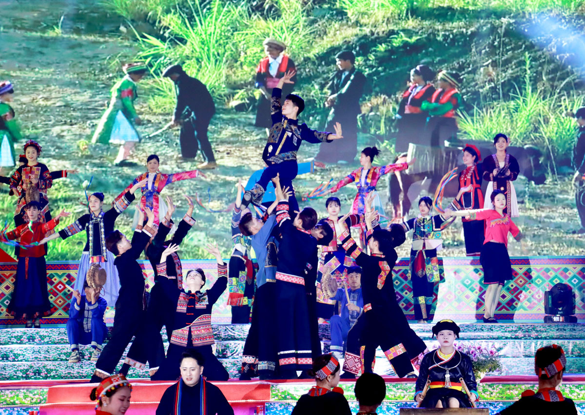 Tiết mục văn nghệ đặc sắc tại lễ khai mạc. Ảnh: Trần Kế.