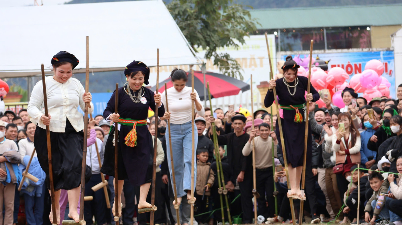 Bên cạnh đó, các môn thể thao truyền thống như đẩy gậy, kéo co, tung còn, bịt mắt bắt vịt, nhảy bao bố, đi cà kheo… mang đến nhiều tiếng cười rộn rã.