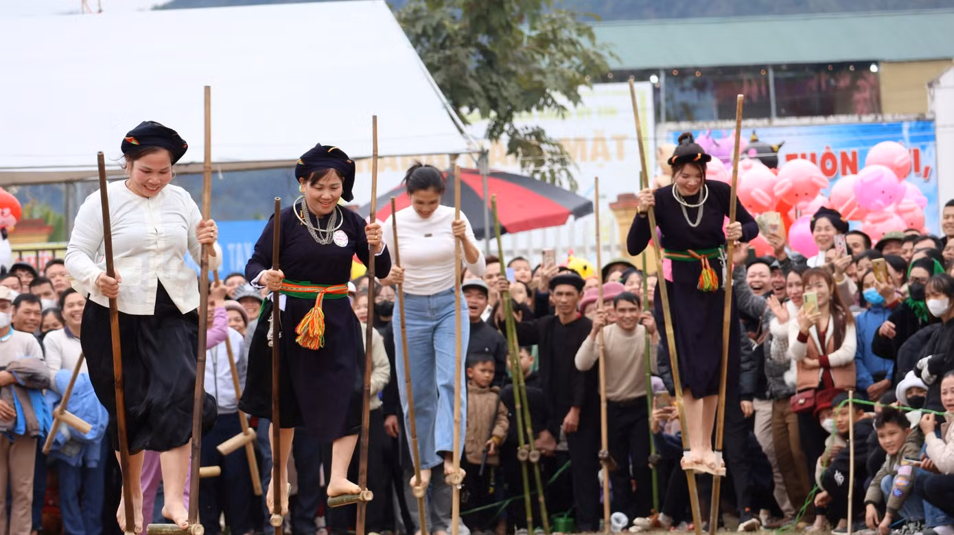 Bên cạnh đó, các môn thể thao truyền thống như đẩy gậy, kéo co, tung còn, bịt mắt bắt vịt, nhảy bao bố, đi cà kheo… mang đến nhiều tiếng cười rộn rã.