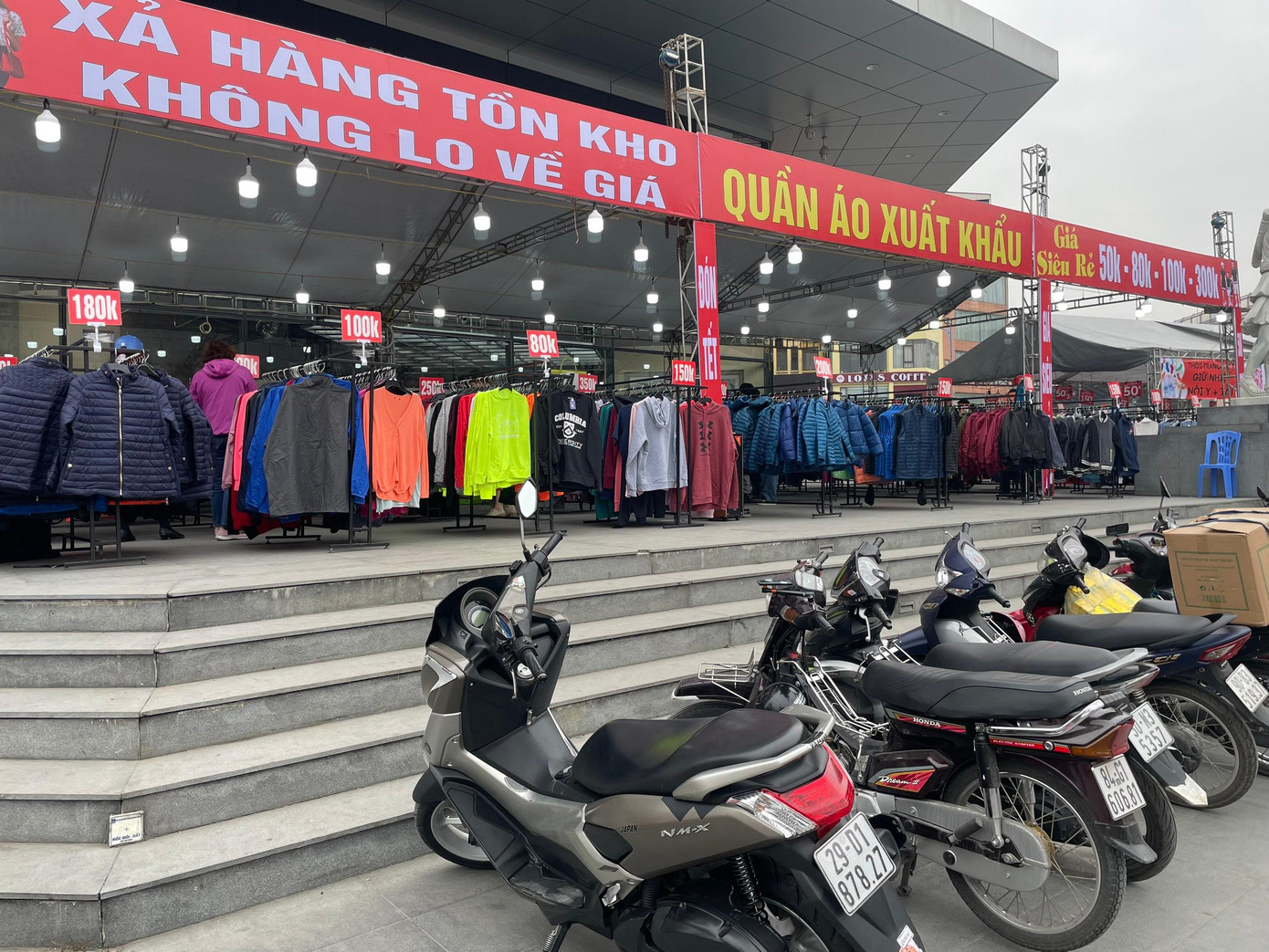 Tại cửa hàng thanh lý trên đường Trường Chinh, có nhiều quần áo với đủ loại mẫu mã, giá lại rẻ, chỉ từ 50 nghìn đến 300 nghìn nên được nhiều người đi đường ghé vào mua sắm. Tại cửa hàng thanh lý trên đường Trường Chinh, có nhiều quần áo với đủ loại mẫu mã, giá lại rẻ, chỉ từ 50 nghìn đến 300 nghìn nên được nhiều người đi đường ghé vào mua sắm.