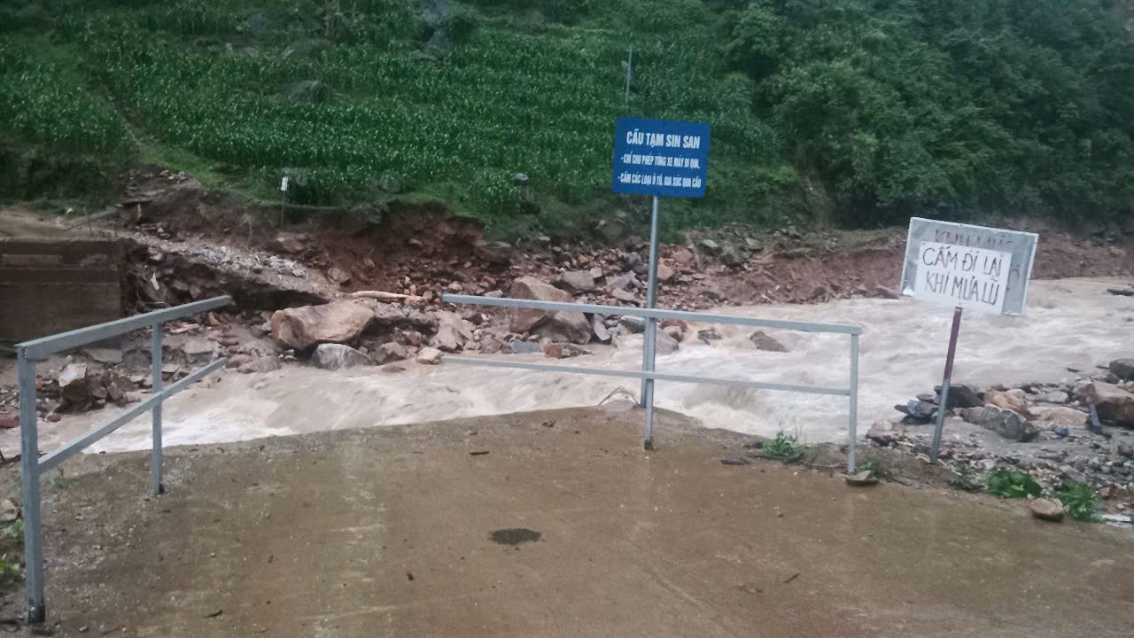 Nước suối đổ về tạo thành dòng lũ lớn khiến trôi cầu tạm tại Lào Cai. Nước suối đổ về tạo thành dòng lũ lớn khiến trôi cầu tạm tại Lào Cai.