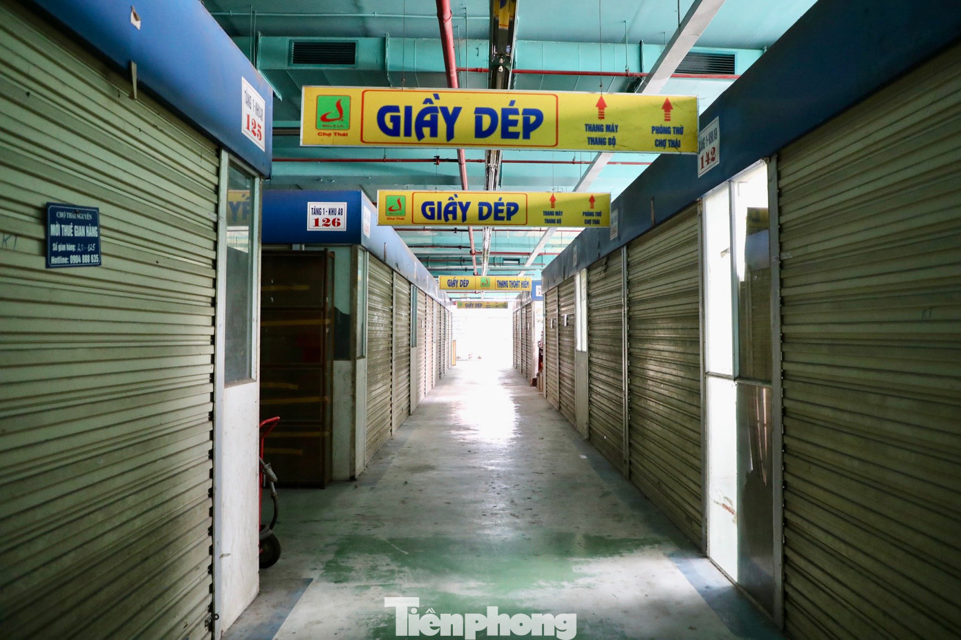 "Giờ người tiêu dùng lựa chọn mua sắm online là nhiều, khiến công việc kinh doanh truyền thống như chúng tôi gặp khó khăn. Chợ vắng người quá, làm không đủ ăn nên các tiểu thương họ bỏ hết. Giờ chỉ còn khoảng 1/3 số hộ còn kinh doanh thôi. Những người trụ lại đa số là hợp đồng còn thời hạn nên cố ở lại, như tôi hợp đồng còn 5 năm nữa, cố bán cho hết thời gian rồi cũng nghỉ", chị T. than thở.