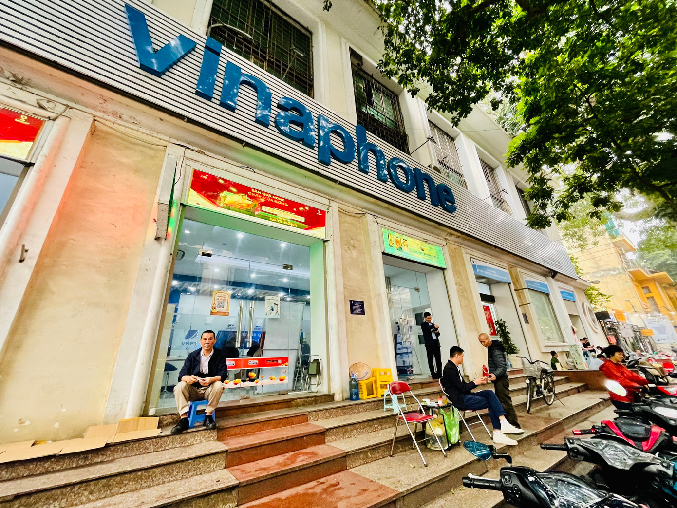 Sáng 31/3, tại điểm giao dịch Vinaphone ở 75 Đinh Tiên Hoàng (quận Hoàn Kiếm, Hà Nội), nhiều người đến cập nhật lại thông tin thuê bao.