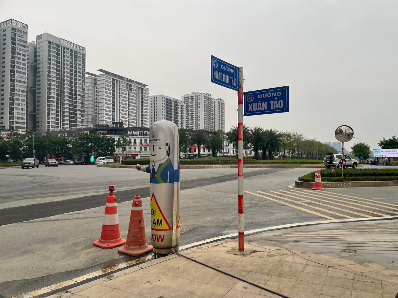 Đường Hoàng Minh Thảo dài 2.100m, rộng 60,5m thuộc quận Bắc Từ Liêm (Hà Nội) mới hoàn thành. Đây là một trong 38 đường, phố vừa được đặt tên ở Hà Nội vào tháng 2/2022.