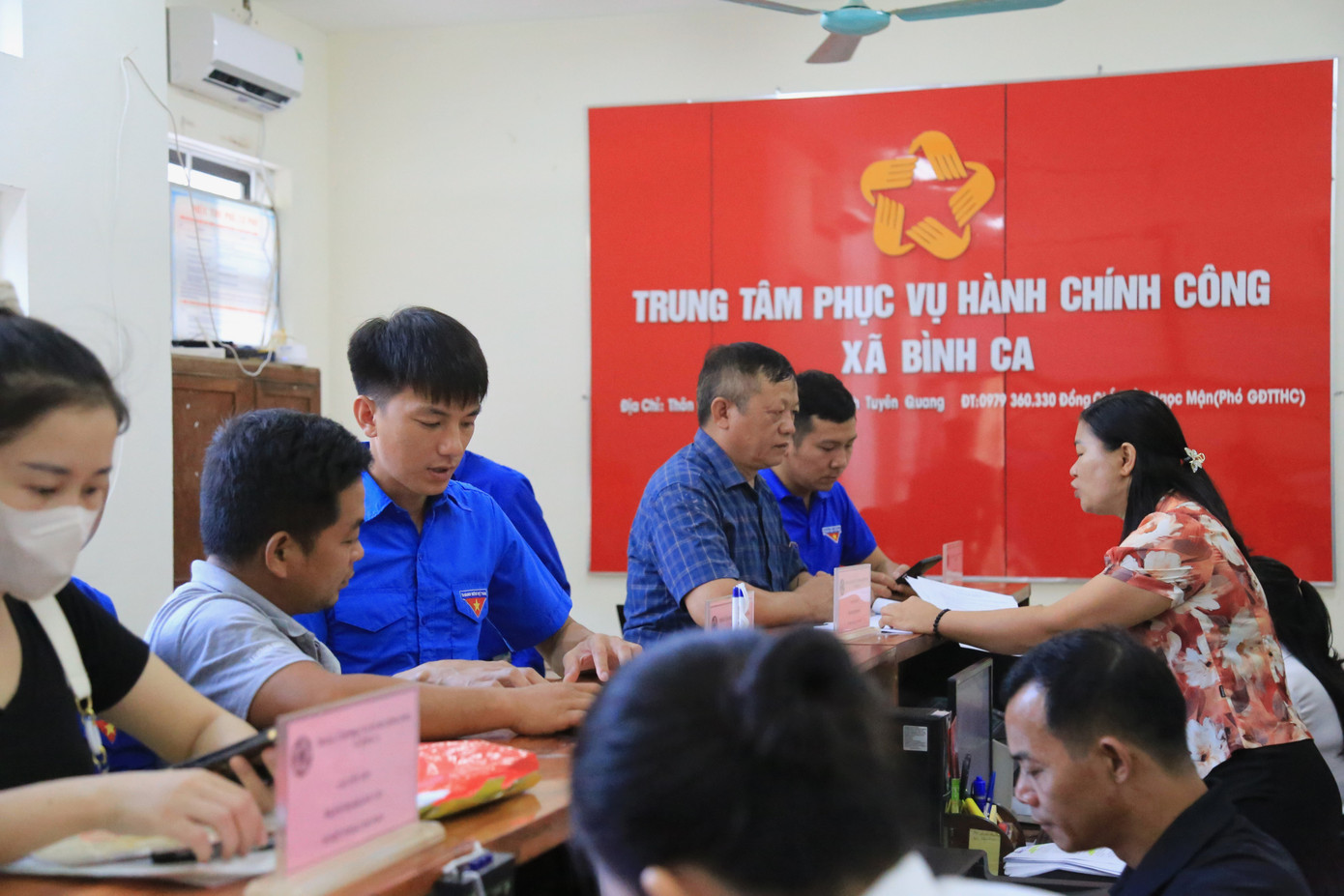 Tại xã Bình Ca, ghi nhận cho thấy lượng người dân đến làm thủ tục hành chính khá đông, chủ yếu liên quan đến giấy tờ đất đai, công chứng, thay đổi thông tin cá nhân... Đan xen cùng đội ngũ công chức, lực lượng áo xanh tình nguyện tham gia hướng dẫn người dân nhập dữ liệu, cập nhật thông tin trên Cổng dịch vụ công.