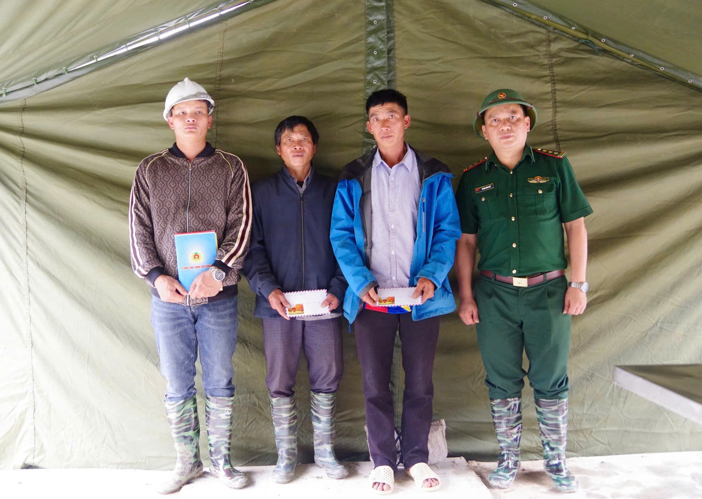 Lực lượng cứu nạn thăm hỏi, hỗ trợ gia đình các nạn nhân. Lực lượng cứu nạn thăm hỏi, hỗ trợ gia đình các nạn nhân.