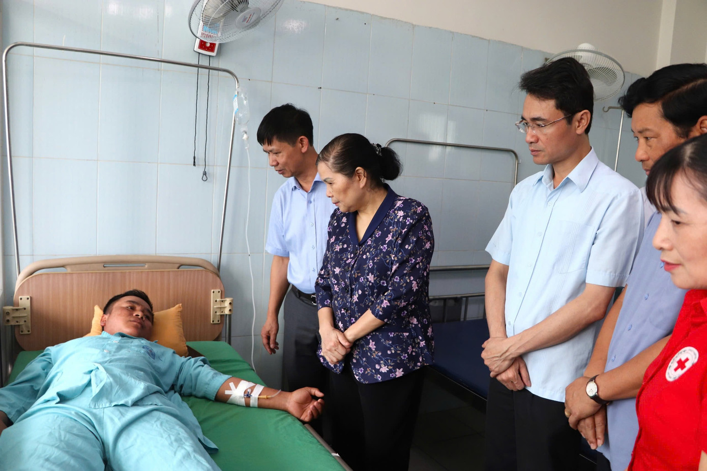 Bí thư Tỉnh ủy Lai Châu Giàng Páo Mỷ thăm hỏi, động viên người bị thương trong vụ sạt lở. Bí thư Tỉnh ủy Lai Châu Giàng Páo Mỷ thăm hỏi, động viên người bị thương trong vụ sạt lở.