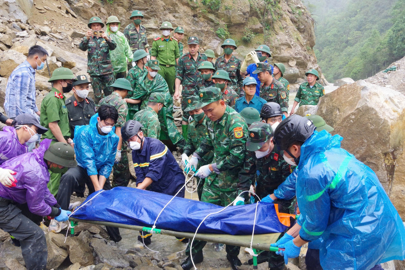 Lực lượng cứu nạn di dời thi thể nạn nhân khỏi điểm sạt lở. Lực lượng cứu nạn di dời thi thể nạn nhân khỏi điểm sạt lở.