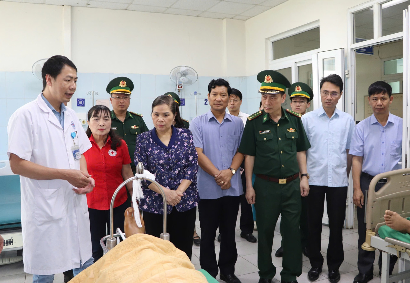 Bí thư Tỉnh ủy Lai Châu Giàng Páo Mỷ thăm hỏi, động viên người bị thương trong vụ sạt lở. Bí thư Tỉnh ủy Lai Châu Giàng Páo Mỷ thăm hỏi, động viên người bị thương trong vụ sạt lở.