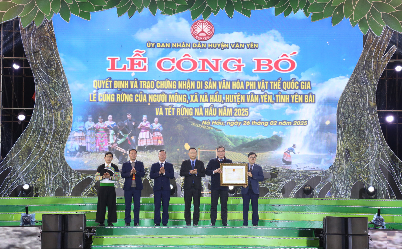 Với giá trị văn hóa đặc biệt, Lễ cúng rừng của người Mông, xã Nà Hẩu, huyện Văn Yên, tỉnh Yên Bái được Bộ Văn hóa, Thể thao và Du lịch công nhận là Di sản văn hóa phi vật thể cấp quốc gia. Lễ công bố được tổ chức tối 26/2, trước lễ cúng một ngày.