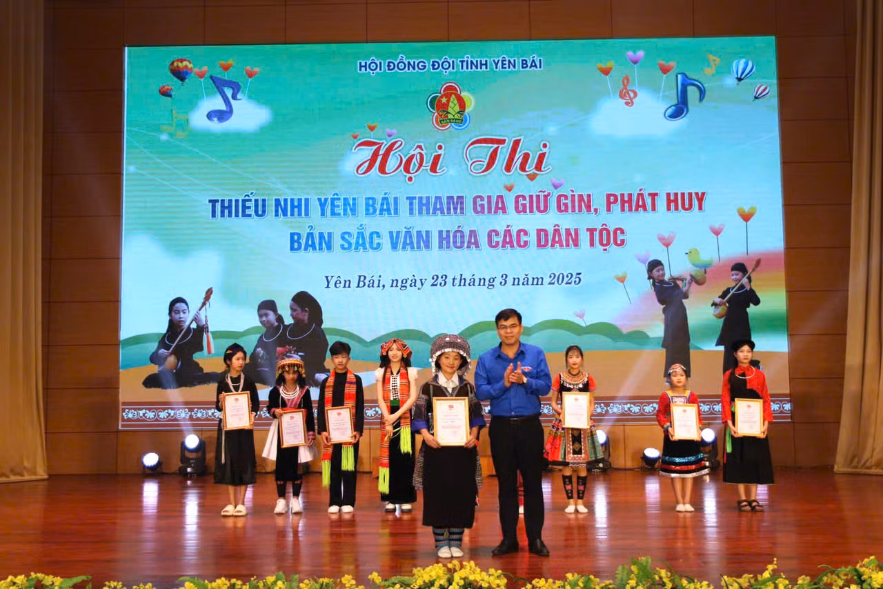 Anh Hà Đức Hải - Bí thư Tỉnh Đoàn Yên Bái trao giải cho các đội tại Hội thi “Thiếu nhi với bản sắc văn hoá dân tộc". Anh Hà Đức Hải - Bí thư Tỉnh Đoàn Yên Bái trao giải cho các đội tại Hội thi “Thiếu nhi với bản sắc văn hoá dân tộc".
