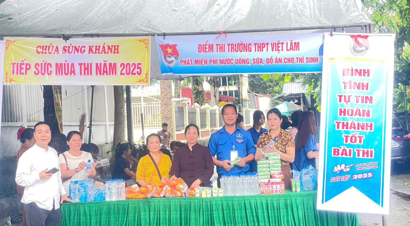 Đoàn trường THPT Việt Lâm phối hợp tình nguyện viên phát đồ ăn sáng cho thí sinh.