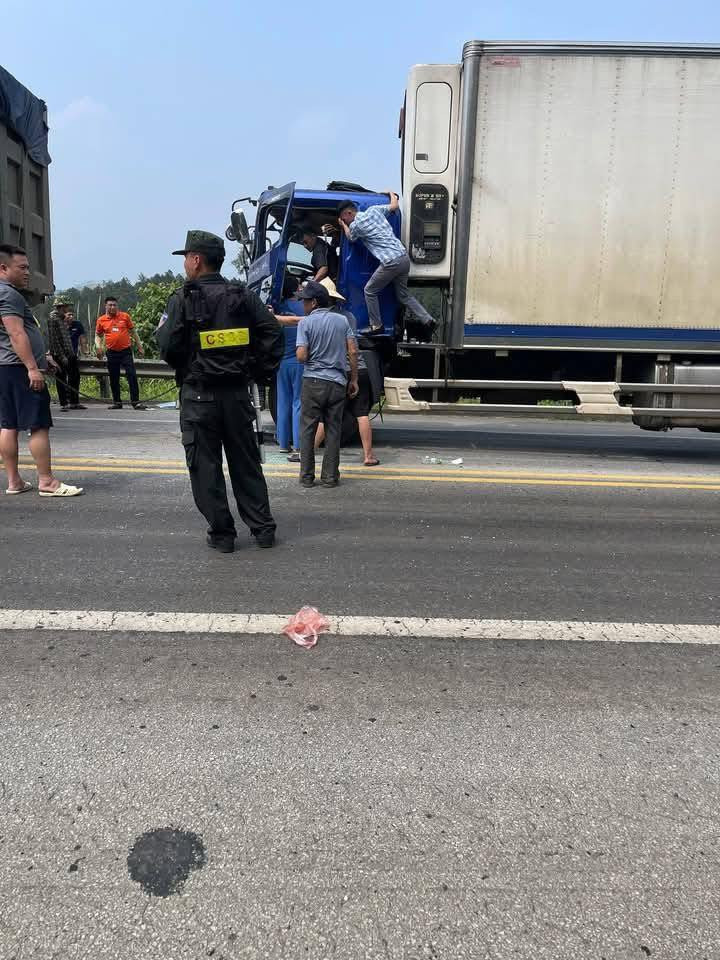 Tai nạn liên hoàn trên cao tốc Nội Bài - Lào Cai. Ảnh: NDCC. Tai nạn liên hoàn trên cao tốc Nội Bài - Lào Cai. Ảnh: NDCC.