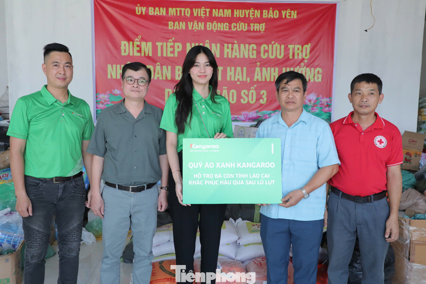 Trước đó, đoàn thiện nguyện đã trao gửi 25 triệu đồng tiền mặt, 50 nồi cơm điện, 50 bếp ga và 15 quạt tích điện đến với những trường hợp khó khăn, mất mát sau bão Yagi tại huyện Bảo Yên, Lào Cai.