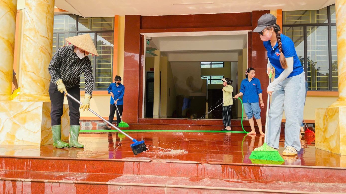 Sáng 5/7, Đoàn xã Lực Hành tổ chức lao động vệ sinh khuôn viên trụ sở UBND xã, tiếp tục chuẩn bị các điều kiện cần thiết để cán bộ yên tâm ổn định nơi làm việc, sinh hoạt và phục vụ người dân đến liên hệ công tác trong môi trường sạch sẽ, ngăn nắp. Hoạt động này thu hút sự tham gia của 26 cán bộ, đoàn viên thanh niên cùng các lực lượng khác trên địa bàn.