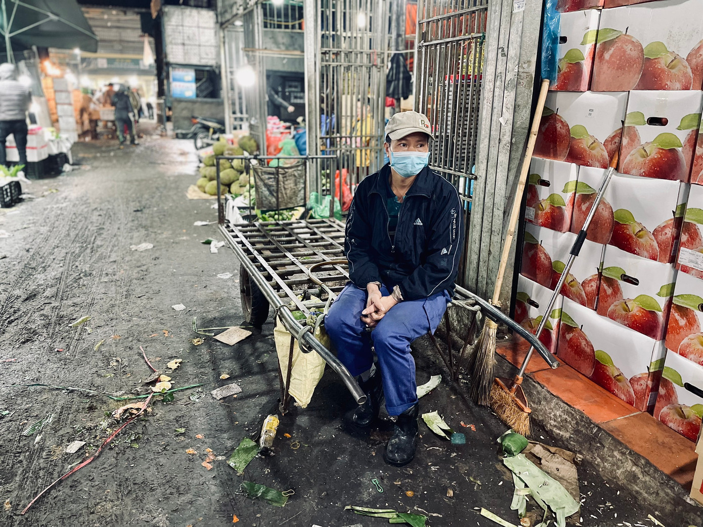 Ông Chước (50 tuổi, quê ở Hưng Yên) đang đợi xe hàng quen về để bốc vác. Ông Chương cho biết, với tuổi của ông, công việc bốc vác nặng là quá sức nhưng đổi nghề cũng rất khó khăn.