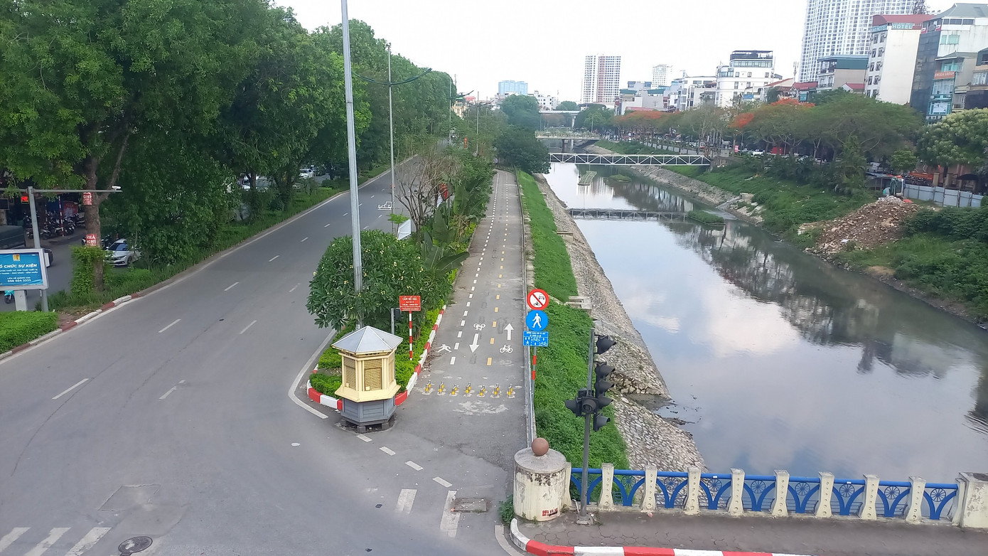 Dù mới đưa vào hoạt động từ ngày 1/2/2024, tuyến đường kéo dài hơn 2km, dành riêng cho xe đạp và người đi bộ ven sông Tô Lịch (đoạn từ Ngã Tư Sở tới Cầu Giấy) rơi vào tình cảnh ảm đạm, vắng bóng người sử dụng.