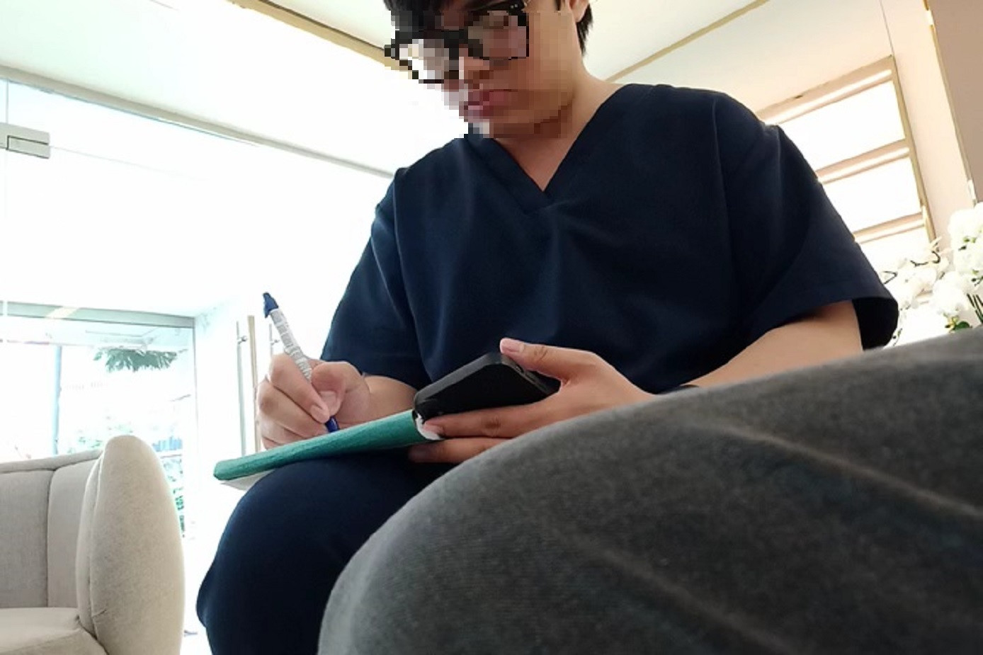 Nhân viên tư vấn và xin thông tin khách hàng đến thăm khám.