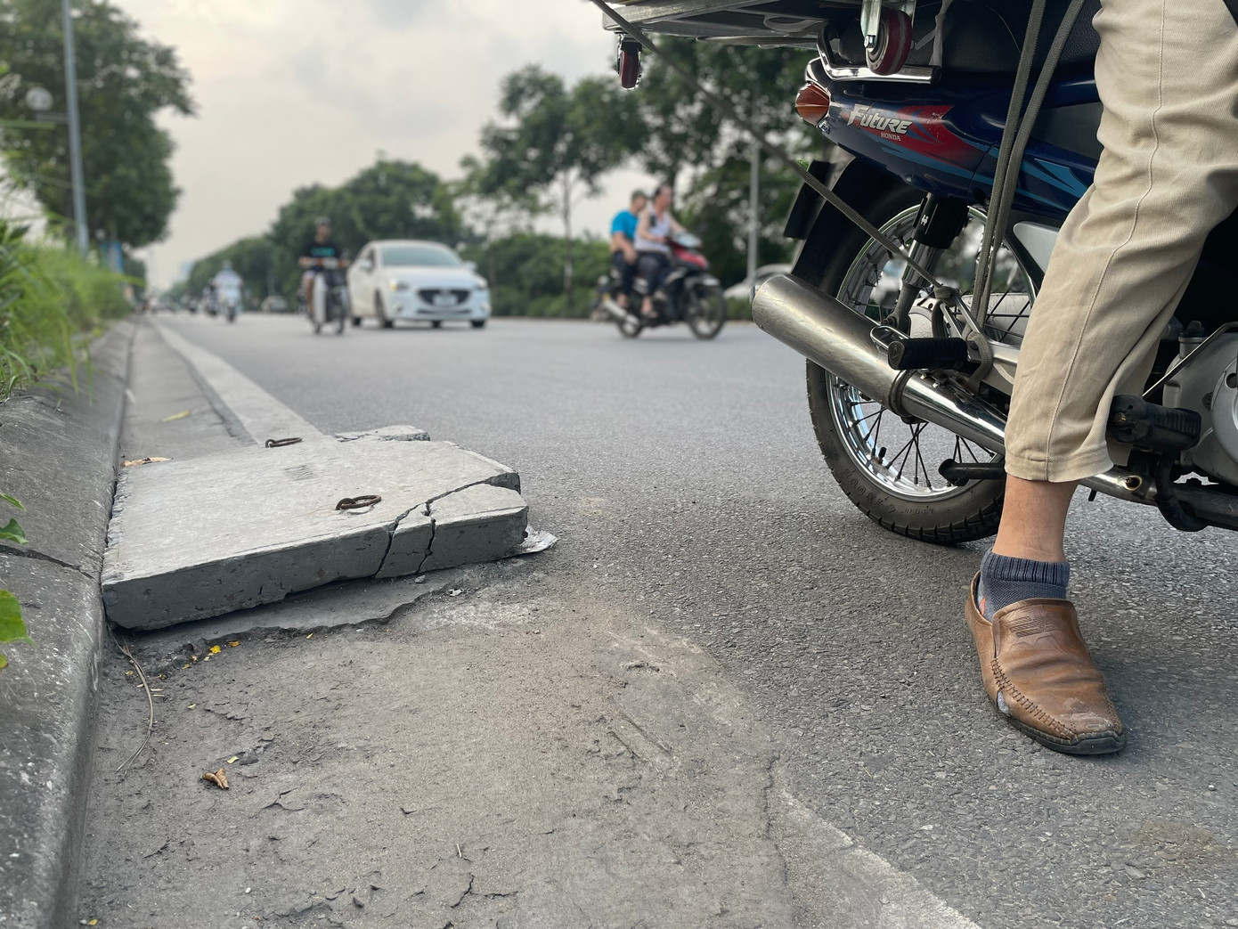 Hiện có rất nhiều hố ga được che bằng tấm bê tông dày dặn. Tuy nhiên, những tấm bê tông này lại không vừa với nắp cống, nhô lên, tạo thành vật cản rất nguy hiểm. Nhiều tấm bị nứt vỡ - là dấu vết của nhiều cú đâm va.