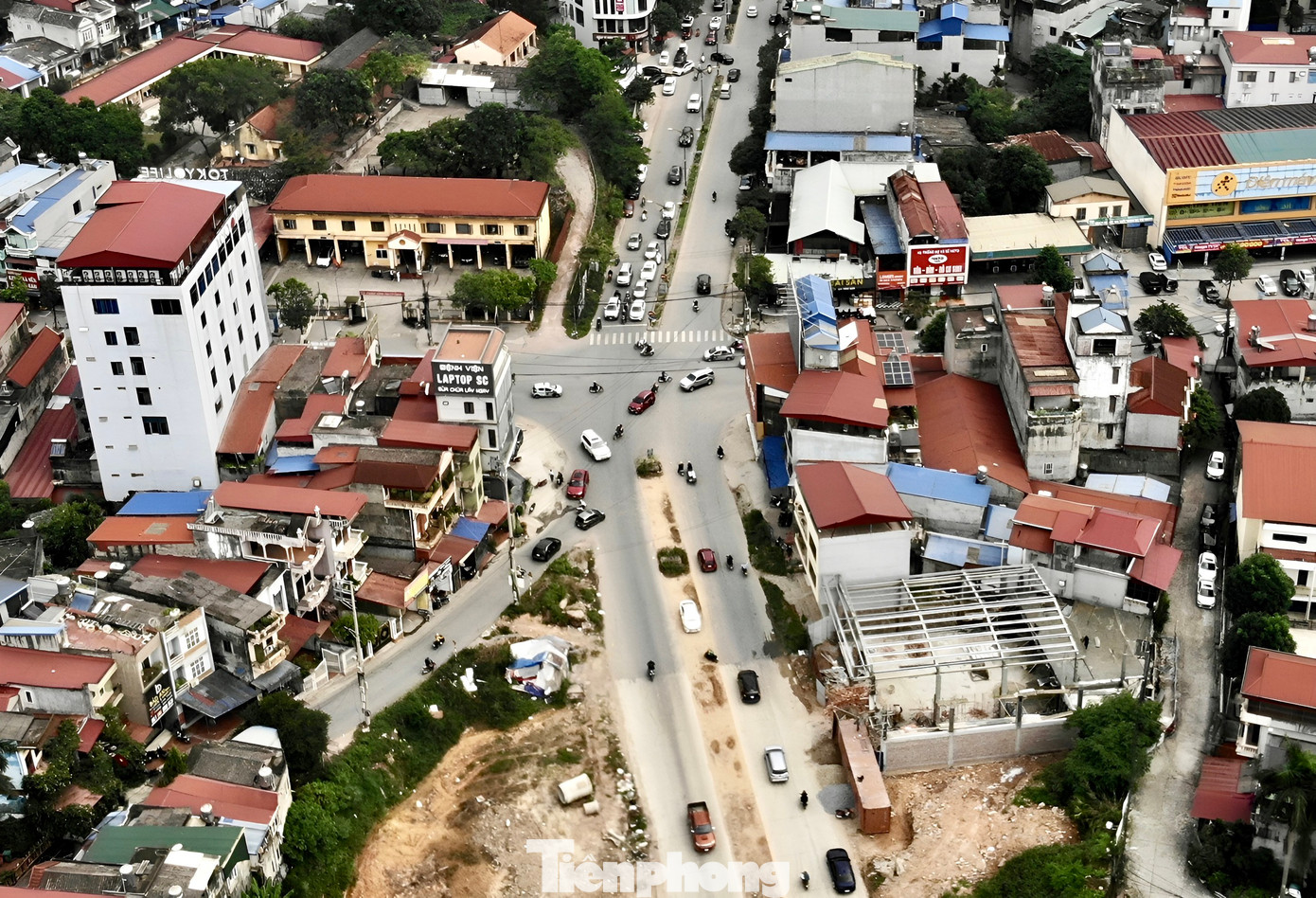 Theo ghi nhận của PV Tiền Phong, điểm đầu đường Bắc Sơn kéo dài tại nút giao với đường Lương Ngọc Quyến, các phương tiện có thể lưu thông tạm. Tuy nhiên, tuyến đường này chưa có hệ thống biển báo, chỉ dẫn, đèn giao thông.