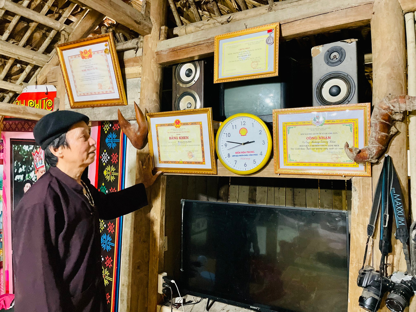 Ông Lâm bên những tấm bằng khen.