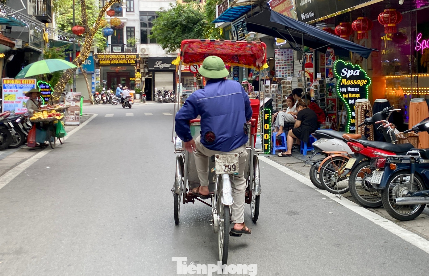 Áo "điều hòa" (áo chống nắng được gắn thêm quạt chạy bằng pin) được nhiều người lao động sử dụng để chống nóng.