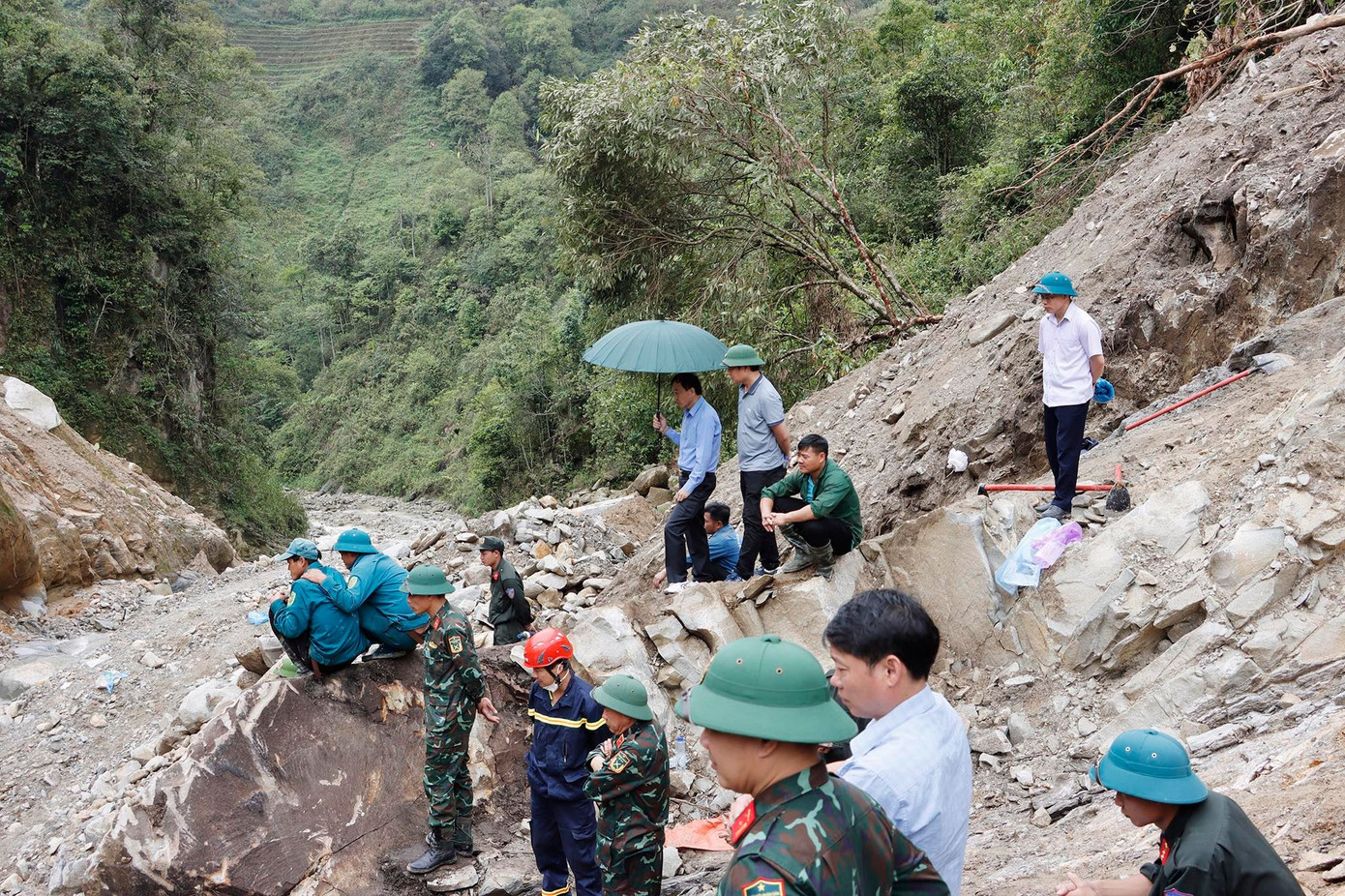 Người dân và thân nhân các nạn nhân theo dõi quá trình tìm kiếm, cứu hộ cứu nạn.