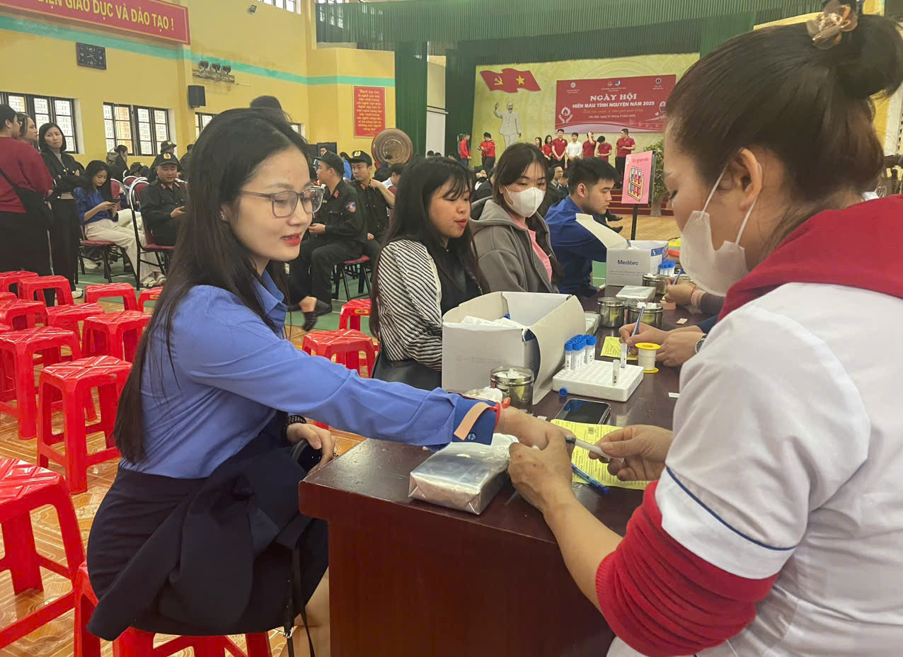 Đông đảo đoàn viên, thanh niên tham gia hiến máu tình nguyện. Đông đảo đoàn viên, thanh niên tham gia hiến máu tình nguyện.