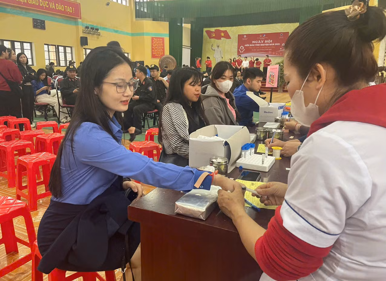 Đông đảo đoàn viên, thanh niên tham gia hiến máu tình nguyện. Đông đảo đoàn viên, thanh niên tham gia hiến máu tình nguyện.