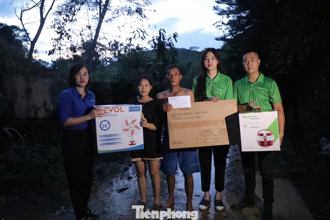 Nhà anh Hằng bị chôn vùi hoàn toàn sau vụ sạt lở vào đêm 9/9. "11h đêm, khi tôi vẫn đang thức thì nghe tiếng đất đồi đổ sụp xuống phòng khách. Ngay lập tức, tôi chạy vào phòng ngủ hô hoán 3 mẹ con di tản. Chỉ trong 3 phút, căn nhà đã bị chôn vùi. Cả tuyến đường chạy ra ngoài đường đều bị sạt lở. Ở tạm nhà người thân gần đó, giờ cứ mưa là gia đình tôi sợ, không dám ngủ", anh Hằng nhớ lại.