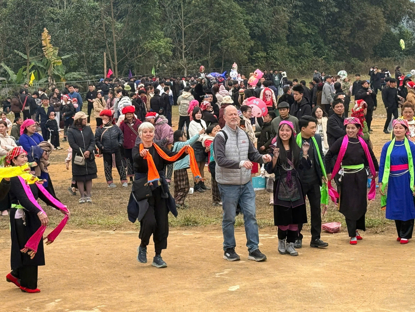 Du khách quốc tế tham gia vào hoạt động tại Lễ hội Xòe. Du khách quốc tế tham gia vào hoạt động tại Lễ hội Xòe.