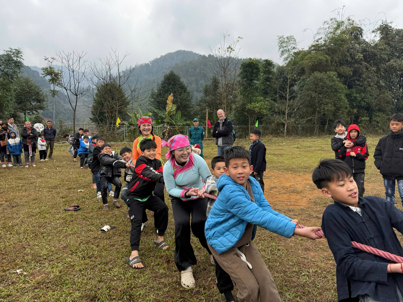 Người dân, du khách tham gia vào hoạt động kéo co. Người dân, du khách tham gia vào hoạt động kéo co.