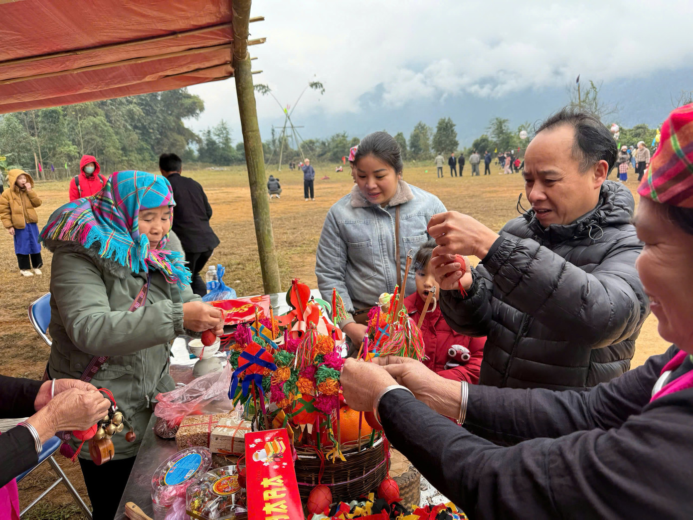 Các đồ cúng tế và lưu niệm được bán tại lễ hội. Các đồ cúng tế và lưu niệm được bán tại lễ hội.