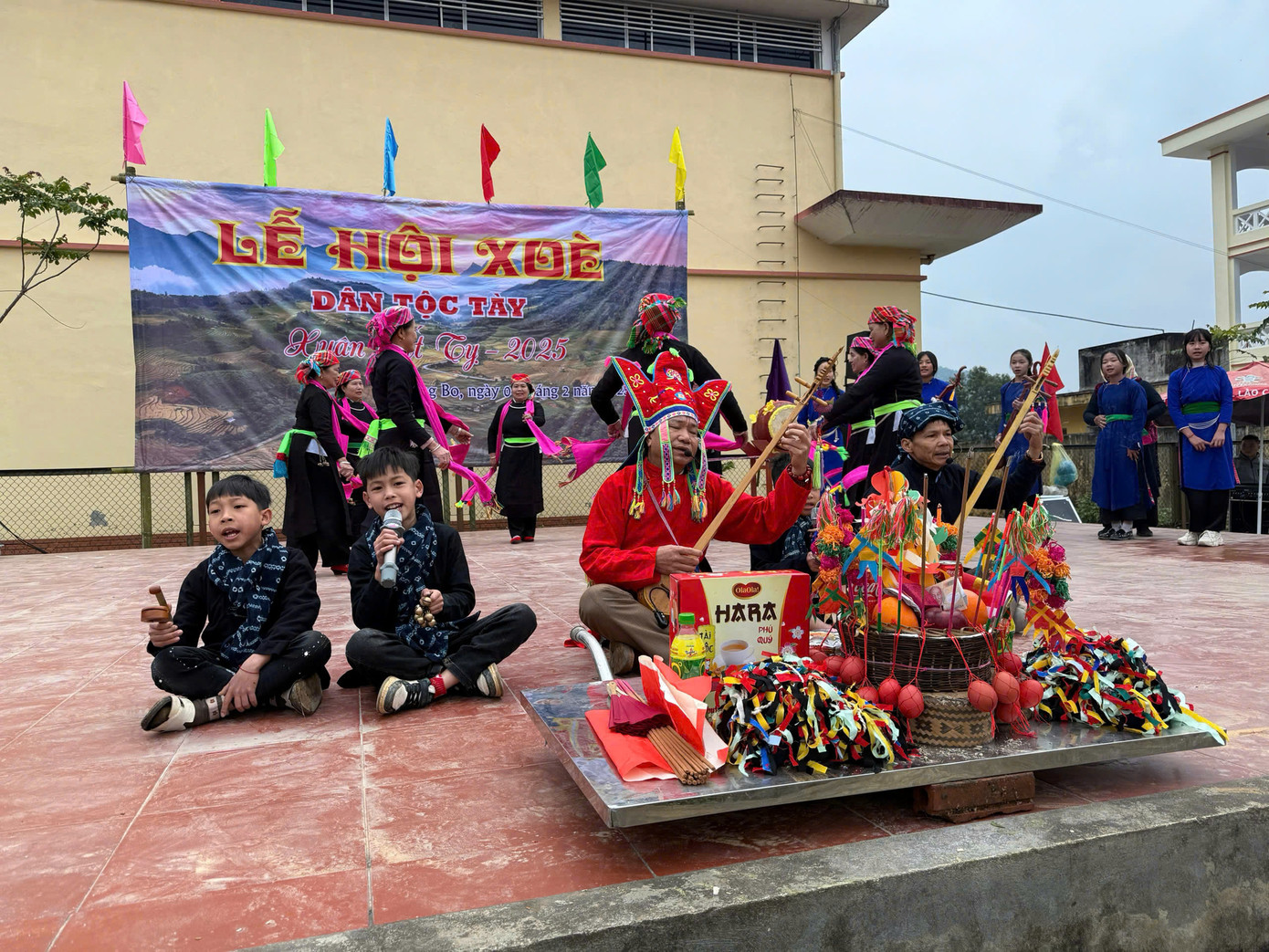 Phần cúng tế trong lễ hội. Phần cúng tế trong lễ hội.