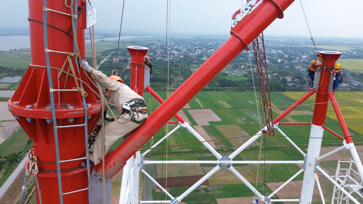 Những kỹ sư cheo leo "ôm trụ", giữa thời tiết nắng nóng như đổ lửa. Với tinh thần "vượt nắng, thắng mưa", các công nhân miệt mài làm việc để hoàn thành công trình như thời gian đã đề ra.