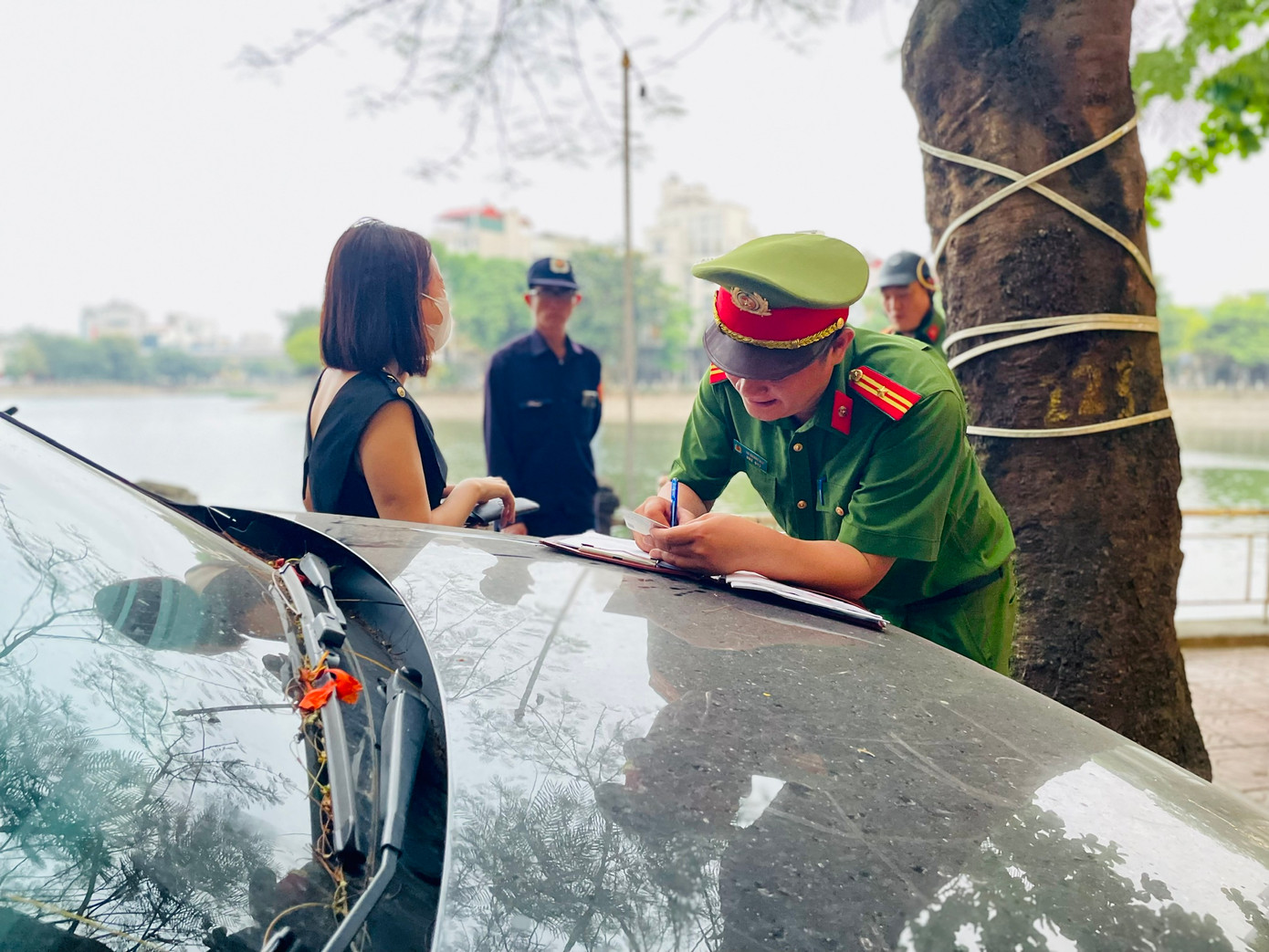 Ngoài ra, có 6 trường hợp xe ô tô đỗ trên lòng vỉa hè hồ Hoàng Cầu, trên phố Mai Anh Tuấn và phố Đặng Tiến Đông bị lực lượng chức năng lập biên bản.