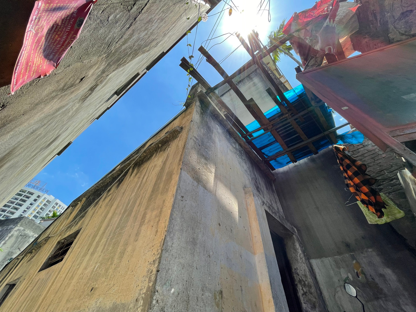 Căn phòng của ông Hà Văn Tương, (59 tuổi, quê Nam Định) và vợ nằm ở phía ngoài cùng, gần cổng sắt. Ánh nắng giữa trưa chiếu thẳng vào căn phòng khiến căn phòng vốn đã bí bách nay lại càng ngột ngạt hơn.