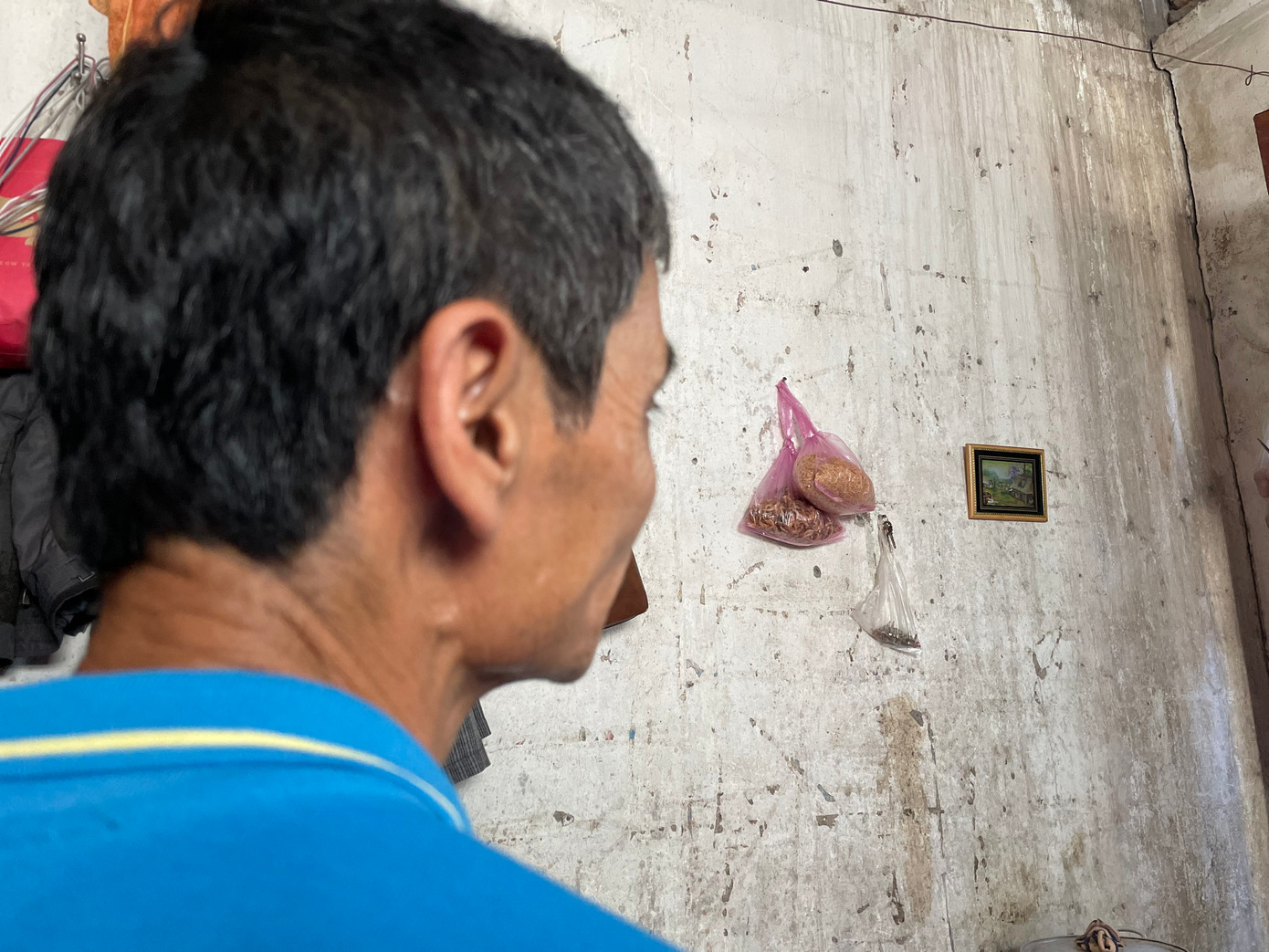 Ông luôn treo một bức tranh làng quê nhỏ ở trong phòng. Nhìn vào bức tranh, ông chậm lại. "Sống ở Hà Nội đôi khi phải đánh đổi, nhiều cái không được như ở quê nhưng bù lại có việc để chúng tôi kiếm sống hàng ngày. Ở tuổi của tôi, đáng lẽ đã được "nghỉ hưu" rồi nhưng vì mưu sinh nên vẫn phải cố gắng", ông chia sẻ.