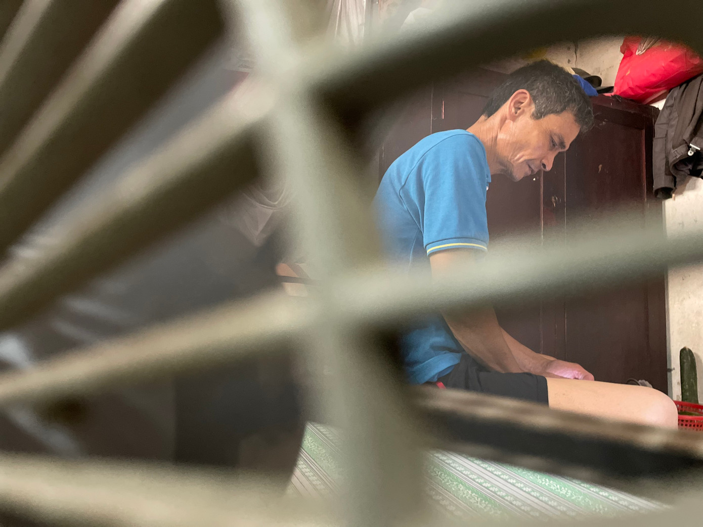 Căn phòng 10m2, không có điều hòa. Dưới tiết trời nóng như nung, chiếc quạt cũ kĩ phát ra những tiếng cót két. Mặc dù đã chạy hết công suất nhưng nhiệt độ trong phòng vẫn không dễ chịu hơn ngoài trời là bao.