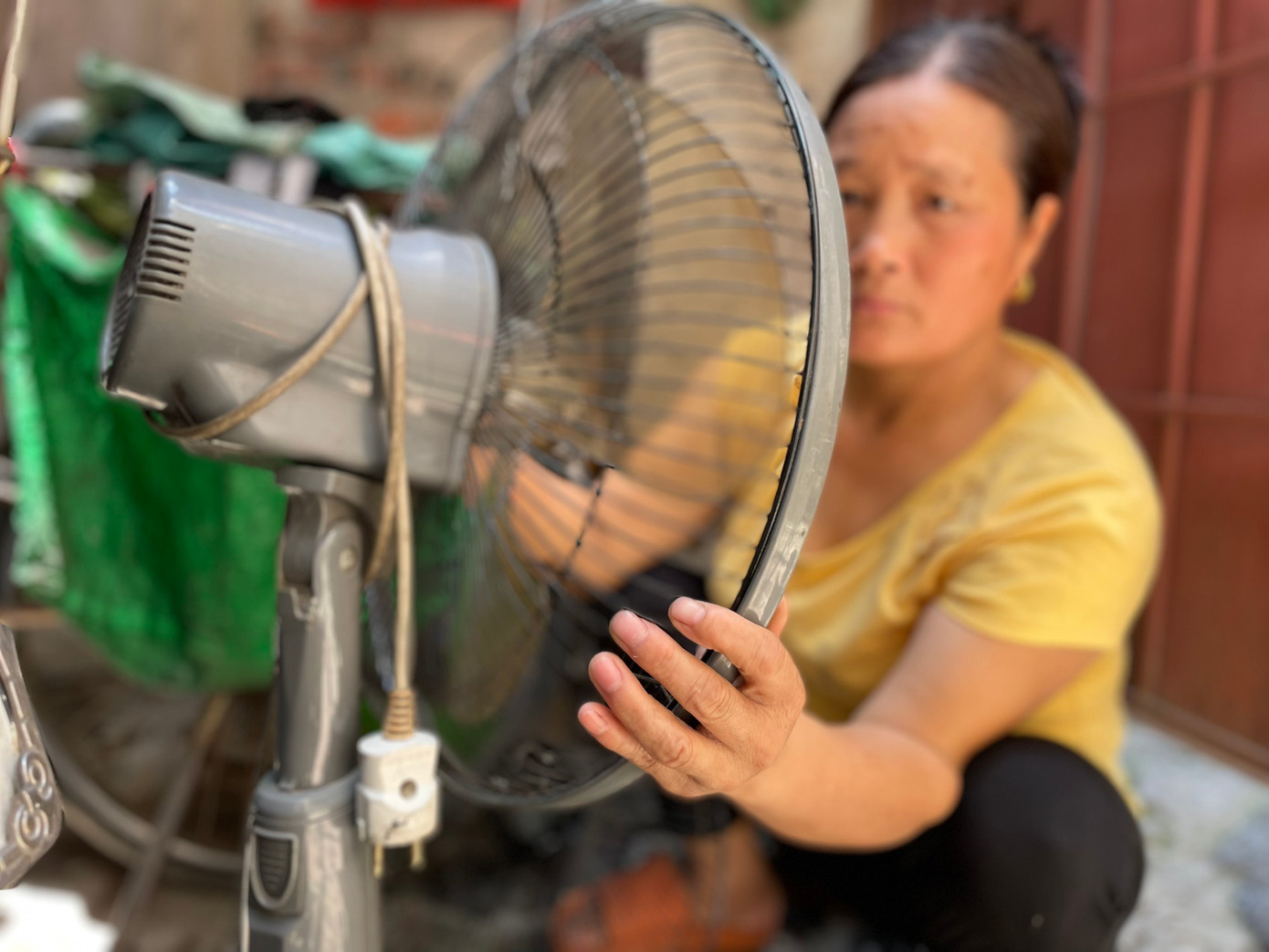 Bà Nguyễn Thị Hường, vợ của ông Tương làm thu gom phế liệu, những chiếc quạt cũ được bà sửa lại. Bà Hường chia sẻ, thu nhập của hai vợ chồng được khoảng gần 10 triệu một tháng, tiền thuê phòng hết 1 triệu rưỡi, còn lại là sinh hoạt phí.