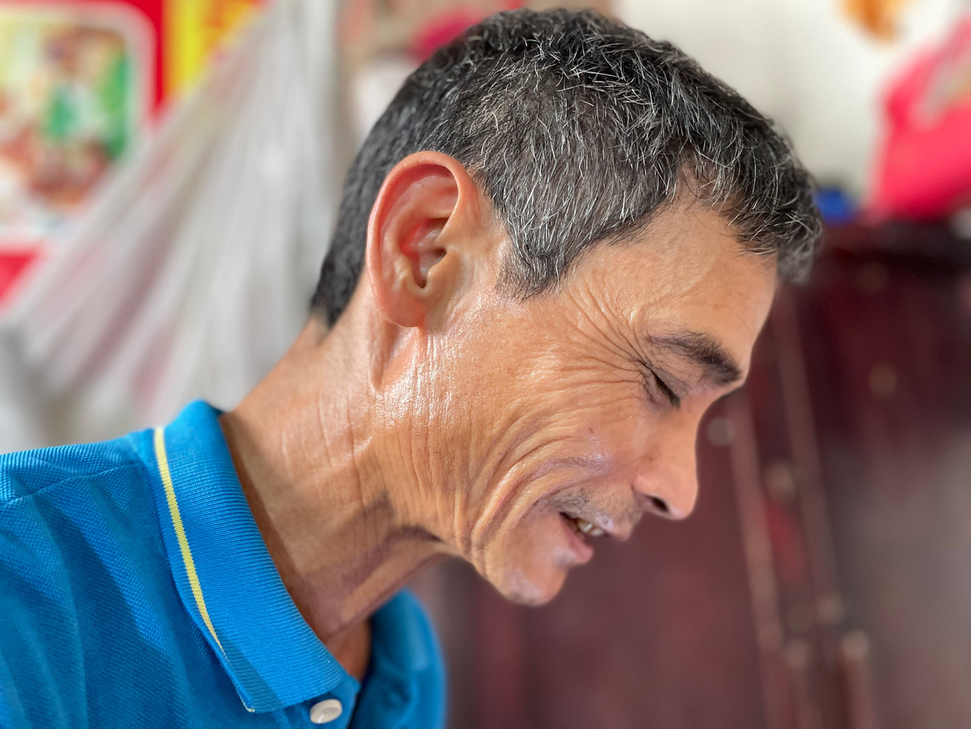 Ông Tương làm lao động tự do, những hôm không có việc hoặc mệt, muốn ở nhà nghỉ ngơi, nhưng phòng thì chật, trời thì oi, lâu lắm rồi ông chưa có một giấc ngủ sâu. "Ở nhà này nóng lắm, nhưng phải chịu vì biết đi đâu bây giờ", ông nói.