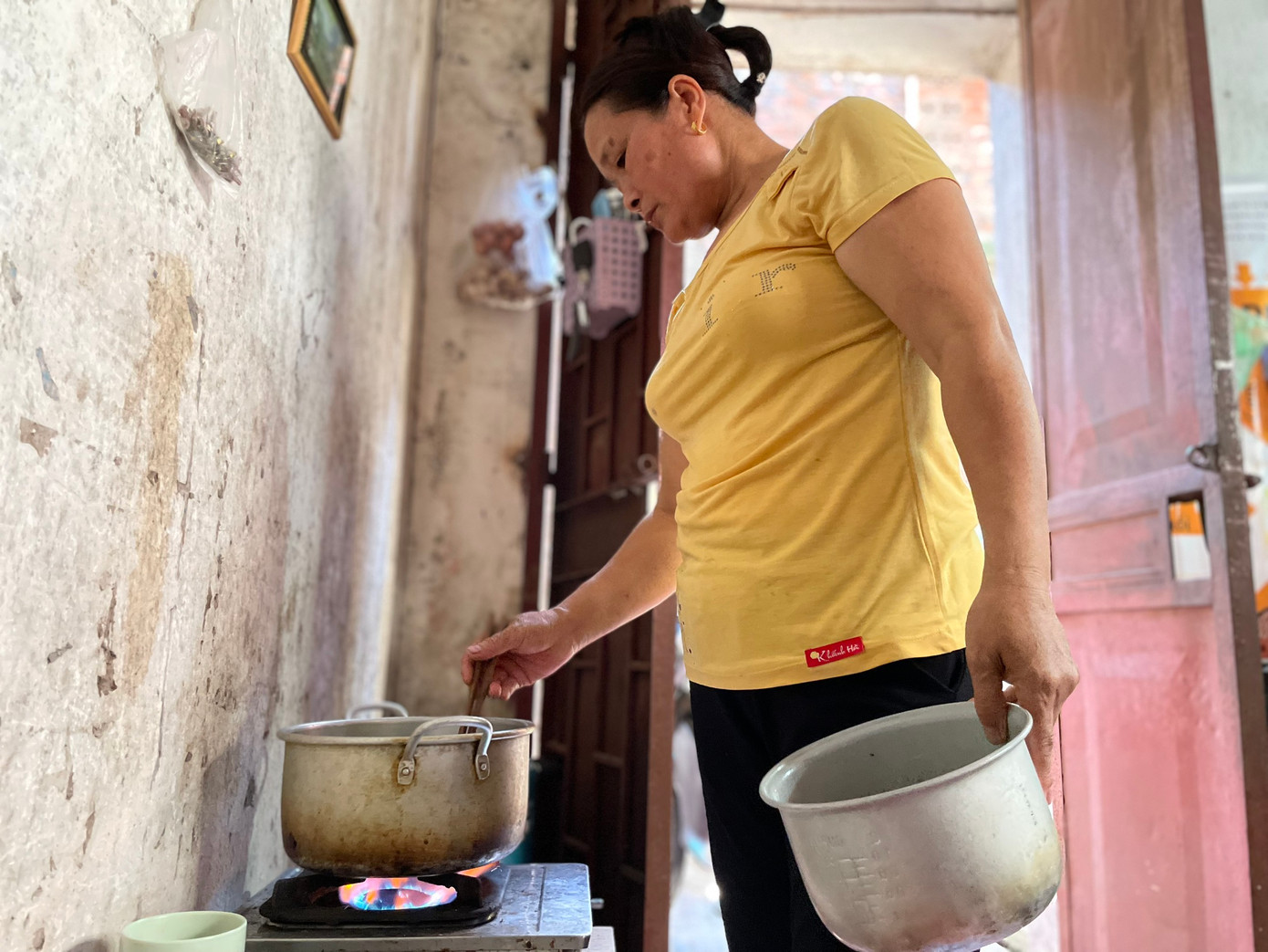 Mọi hoạt động thường ngày của hai vợ chồng ông Tương bà Hường đều diễn ra trong căn phòng chưa đầy 10m2 này kể cả nấu nướng.