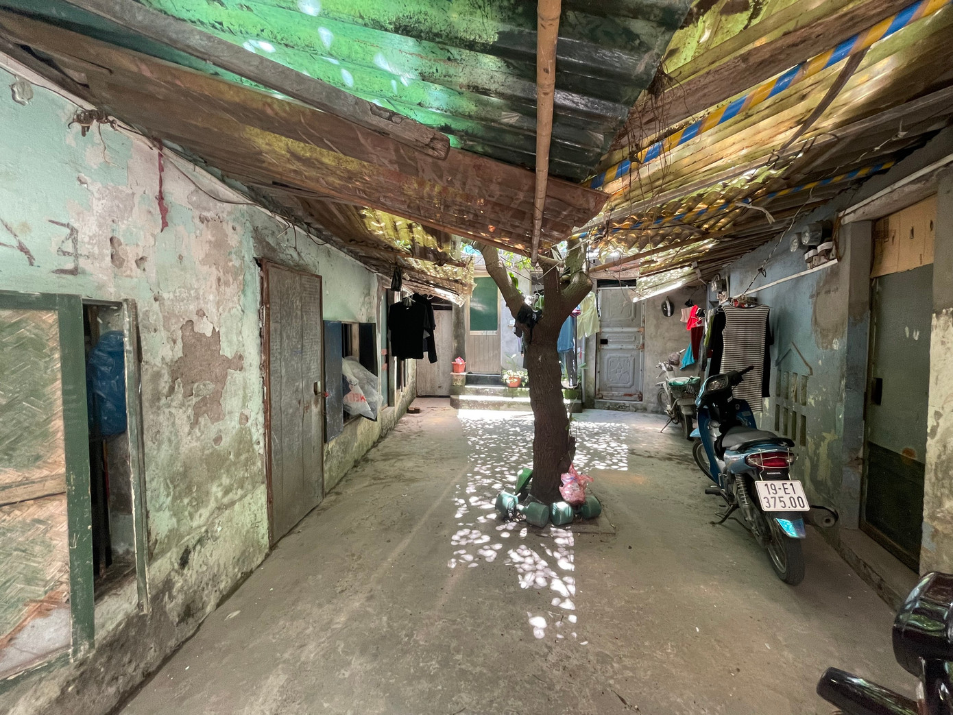 Dãy nhà trọ ở bên cạnh đê Nguyễn Khoái, phường Thanh Trì, quận Hoàng Mai, Hà Nội. Những người thuê trọ ở đây, hầu hết là người lao động tự do.