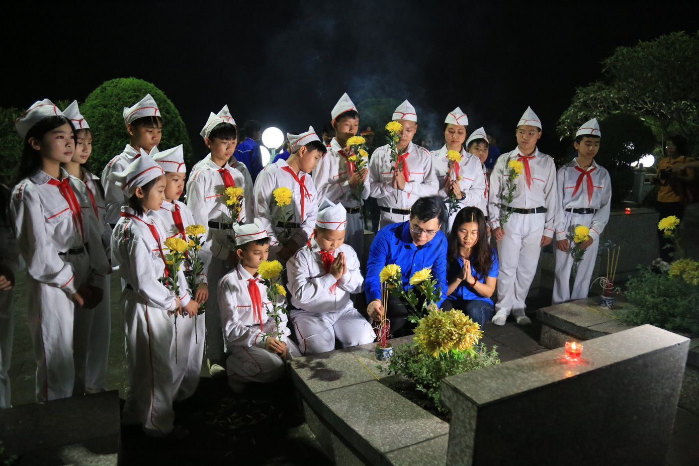 Bí thư Tỉnh Đoàn Yên Bái Hà Đức Hải cùng các đoàn viên, thanh niên dâng hương, thắp nến tại nghĩa trang liệt sỹ. Bí thư Tỉnh Đoàn Yên Bái Hà Đức Hải cùng các đoàn viên, thanh niên dâng hương, thắp nến tại nghĩa trang liệt sỹ.