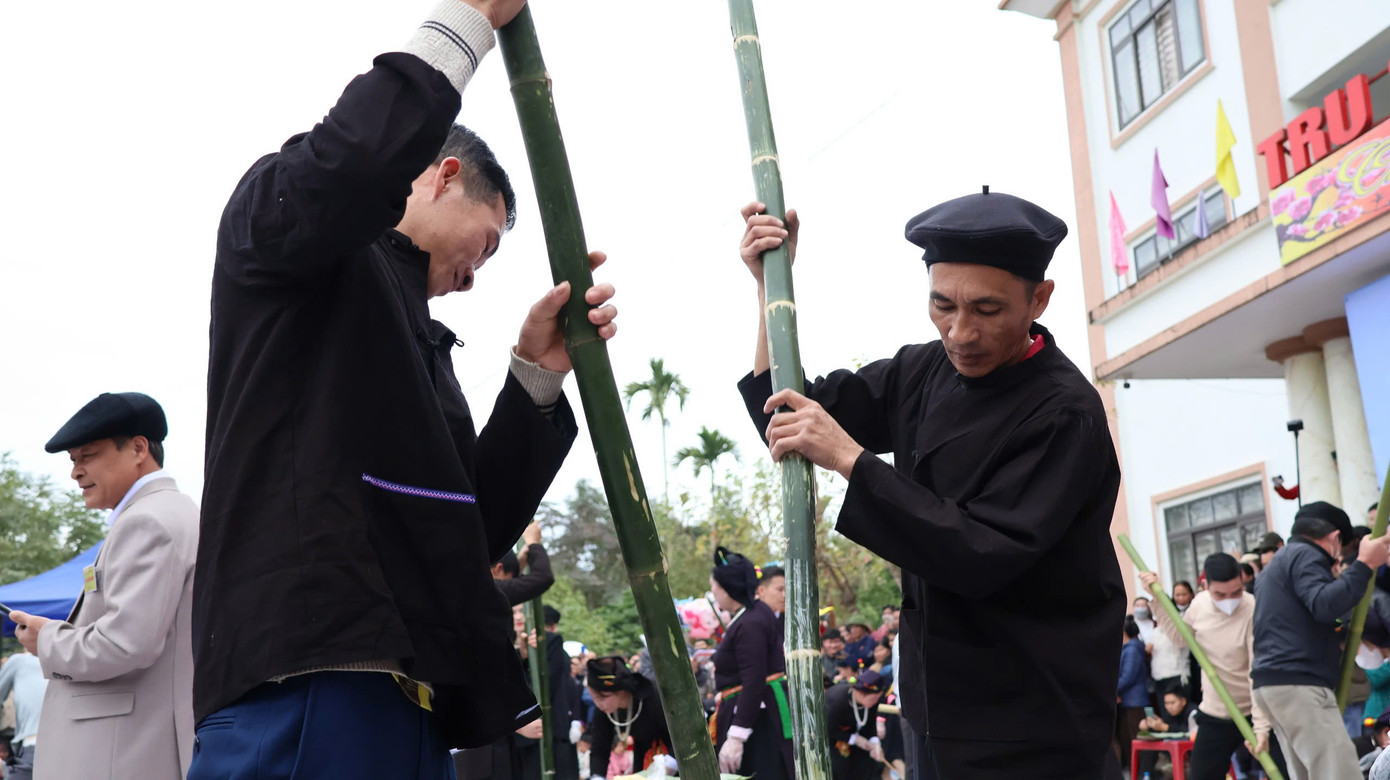 Các hội thi như giã bánh dày, bóng chuyền da và nhiều trò chơi dân gian mang đậm bản sắc văn hóa của đồng bào Tày thu hút đông đảo người xem.