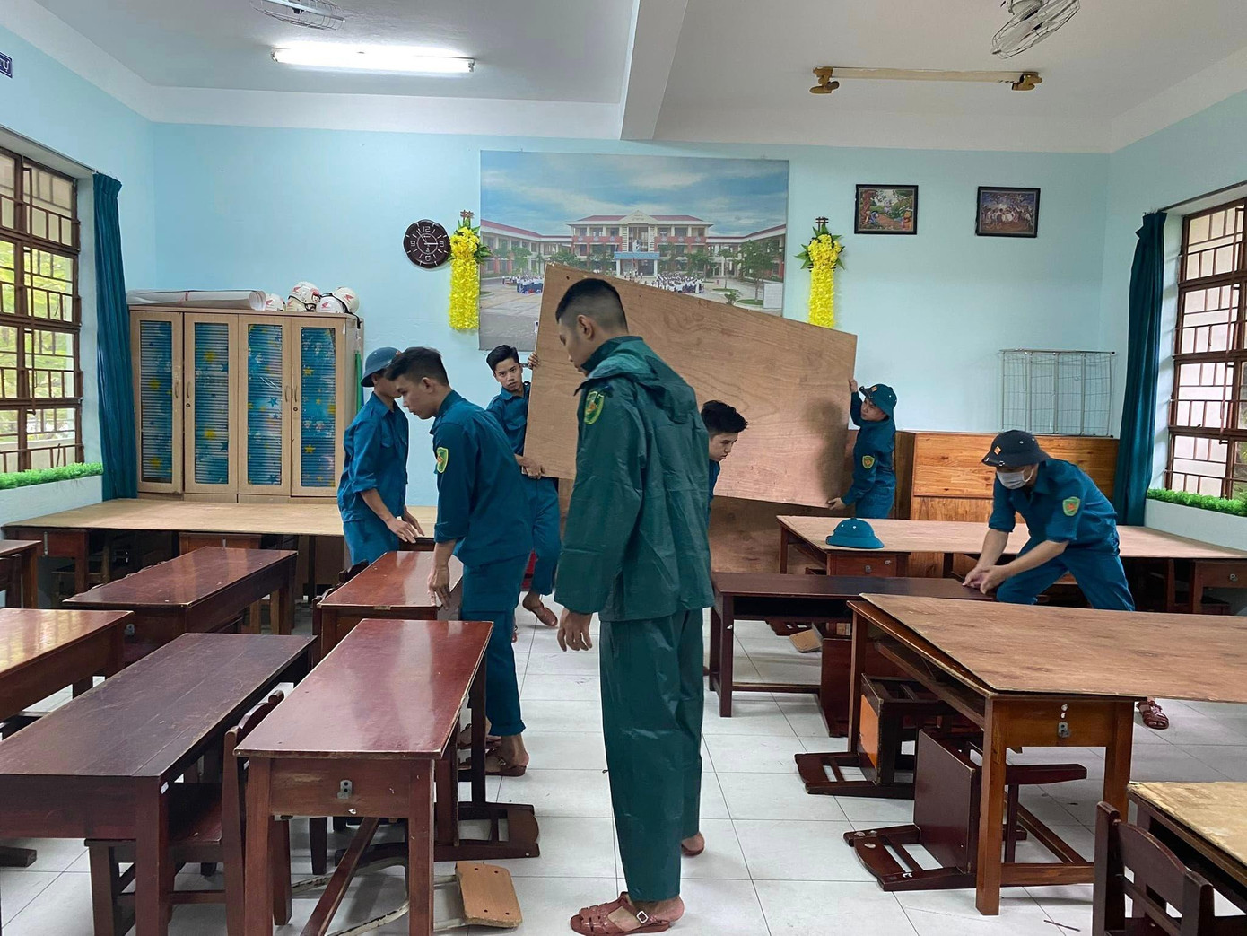 Bộ CHQS thành phố Đà Nẵng chuẩn bị cơ sở vật chất nơi sơ tán bà con.